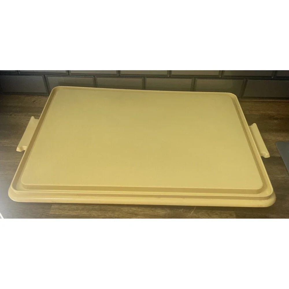 TUPPERWARE Vintage Rectangular  Cake Carrier 13
